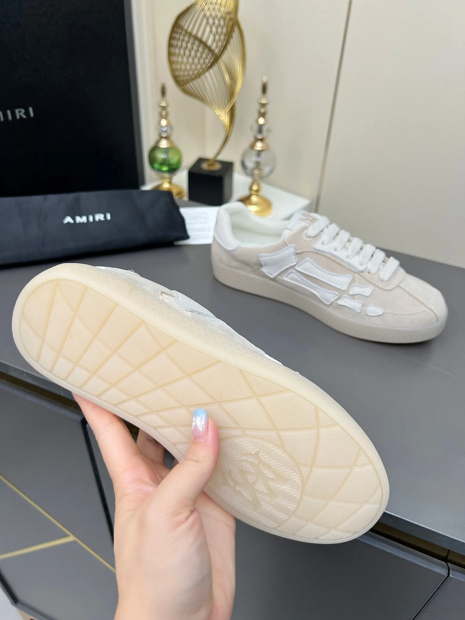 Men's Men's Shoes 💰580 Bone Shoes · AMIRI Skel-Top AMIRI 🔥 launches a new "ThePacific" series of low-top casual sports moral training shoes in the early spring of 2025. This iconic shoe covers men's and women's shoes, drawing inspiration from the brand's classic sports style and elegantly integrating West Coast style. "The Pacific" contrasting five-pointed star series is rooted in Amiri's unique California genes, showing the freedom and leisure atmosphere of the West Coast. This series launches two styles that incorporate the brand's iconic elements: the leather version is made of pure white leather with a same-color sole, and is embellished with star patterns on the side of the shoe, just like the bright starry sky of California. The black and ocean blue colors are shared by men and women, and there is also a red star model exclusive for men and a light pink star model exclusive for women. The suede model is decorated with the brand's classic bone pattern on the side of the shoe. The rubber sole and suede fabric complement each other. The color scheme covers black, chocolate and sand, and is suitable for both men and women. Made of imported cowhide and decorated with bone pieces on the sides of the upper, it is novel and unique and has a good three-dimensional effect! High-density breathable mesh lining + original molded TPU outsole 🙏 Recommended by celebrities, bloggers and internet celebrities, 🚵🏻 an indispensable item for shopping, partying and traveling. One of the most unmissable sneakers in 2025 ✦Color: 10 colors available ✦Size: Women’s size 35--40 ✦Size: Men’s size 39--45
